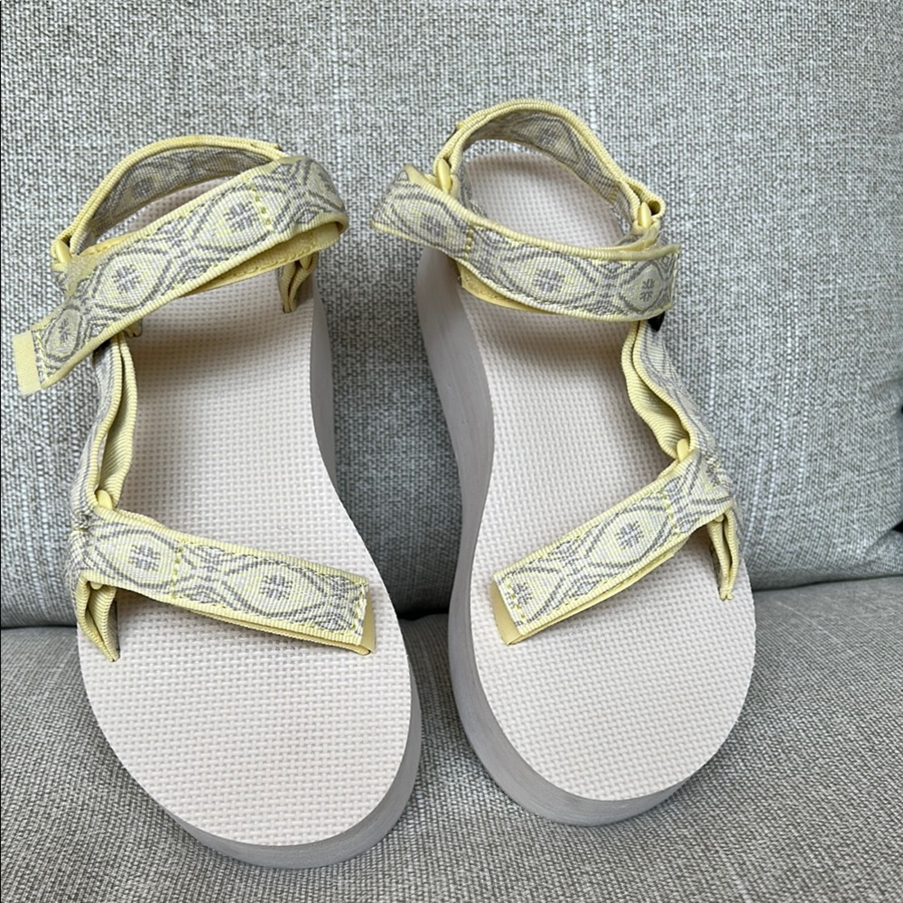 Teva Flatform Universal Sandal Size 8